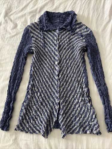 シャツ/ブラウス(長袖/七分) ISSEY MIYAKE - me ISSEY MIYAKE BLURRED STRIPE MC JANUARY Top Midnight Blue – ISSEY MIYAKE EU