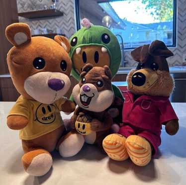 https://img.gem.app/791692692/1t/1694033935/drew-house-justin-bieber-drew-house-plush.jpg