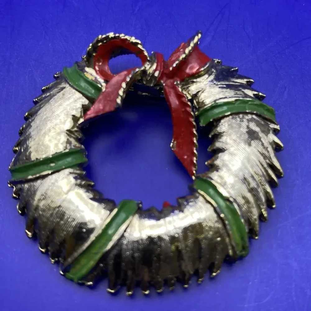 Shiny Enameled Christmas Wreath Pin / Brooch Ribb… - image 2