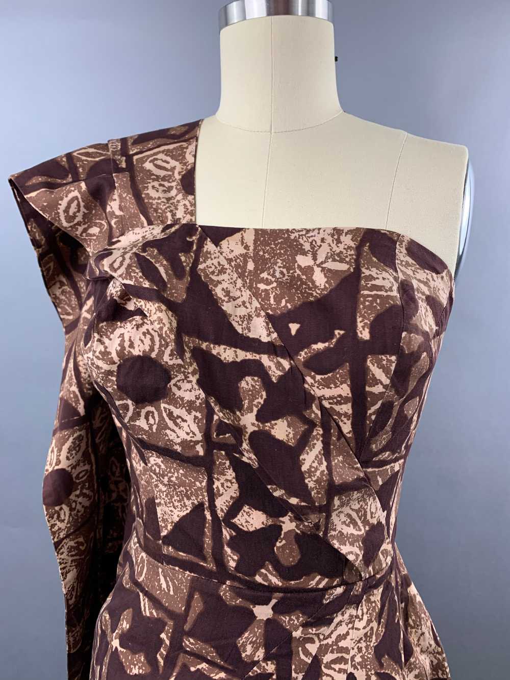 1950s Alfred Shaheen Cotton Tapa Dress and Waterf… - image 2