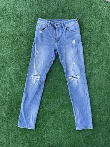 Streetwear distressed blue jeans