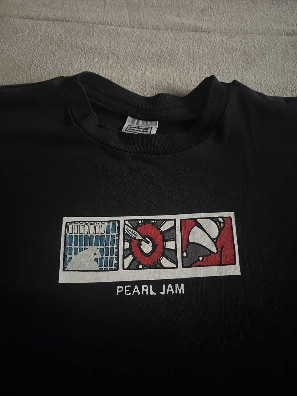 Pearl Jam Colombia on X: #EddieVedder's Mickey Mouse Shirt via @Anuk_Alive   / X