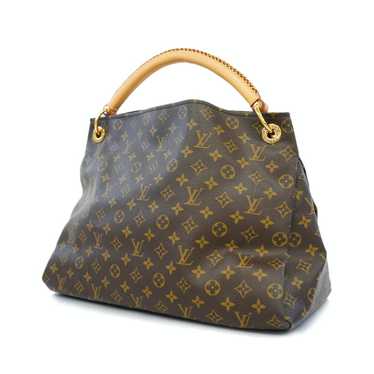 Imagine this lavish Louis Vitton bag on your shoulder 👜💭💝 Well