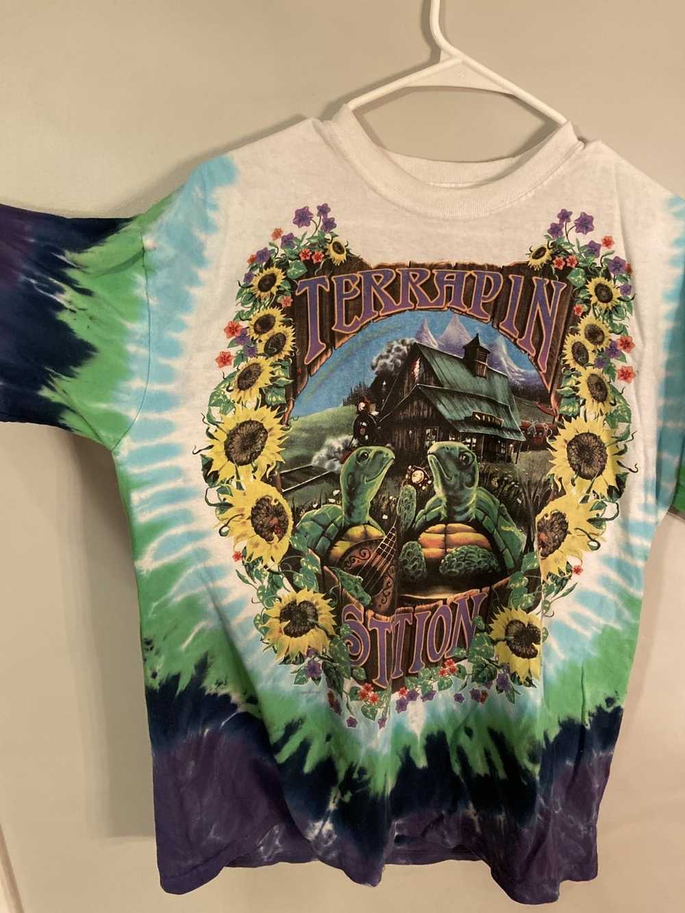 Grateful Dead ©️1999 G.D.P, Inc. “ Terrapin Station “ Original Vintage –  American Vintage Clothing Co.