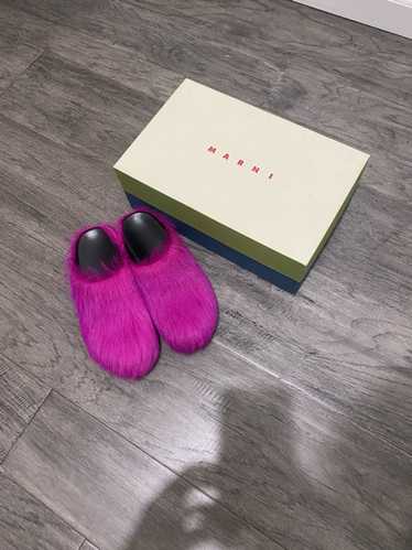 【関税&送料込】Marni Fuchsia Calf Hair Fussbett Slippers Fussbett calf hair sandals in pink - Marni | Mytheresa