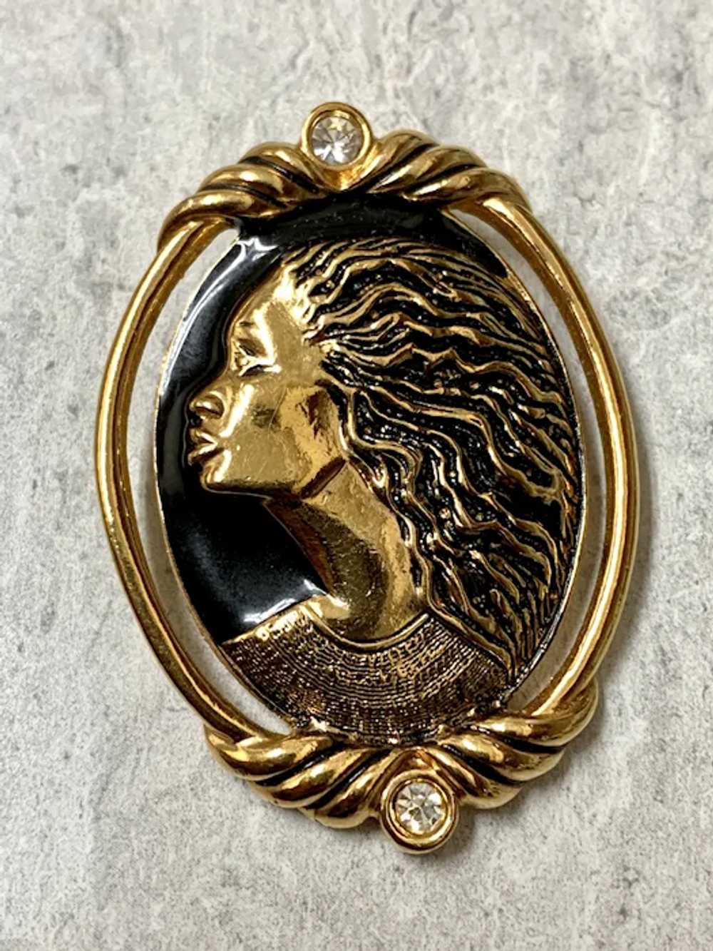 Vintage Coreen Simpson Enamel Cameo Brooch Pin - image 2