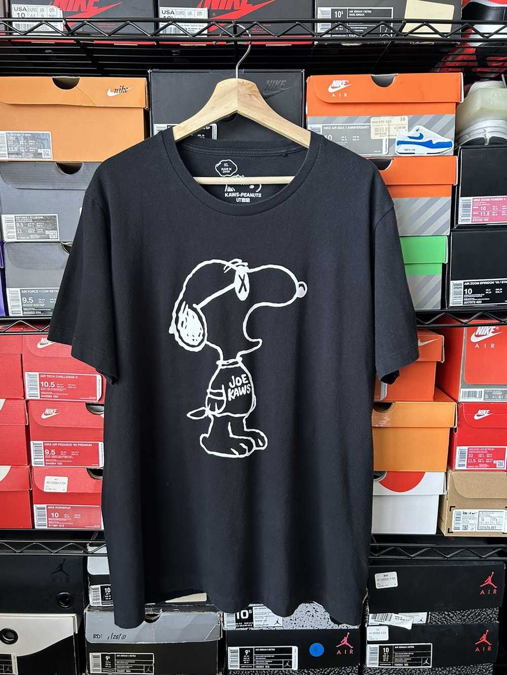 Charlie Brown And Snoopy Watching City Philadelphia Flyers T-Shirt - TeeNavi