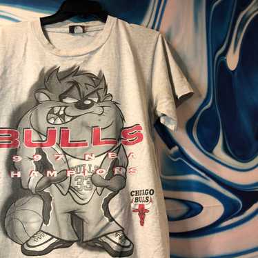 Starter Chicago Bulls Championship T-Shirt (1997) available now in store!!  🔥🏀 Size X-Large 150$ We're open from 11 to…