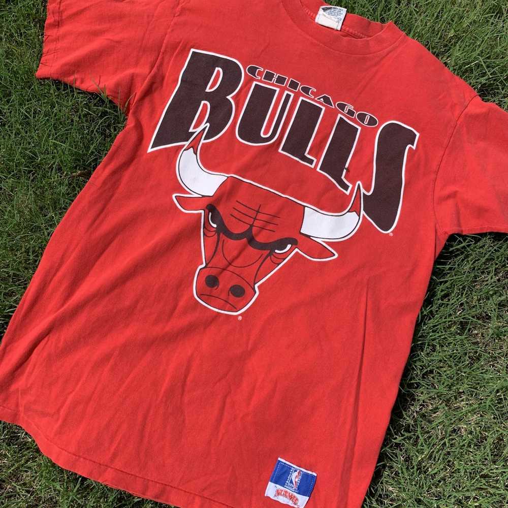 Chicago Bulls Primary Team Logo T-Shirt – Wrigleyville, 48% OFF