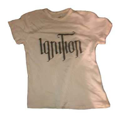 T-shirt Blanc avec poche en noir et dorée – Legacy-Outfitters