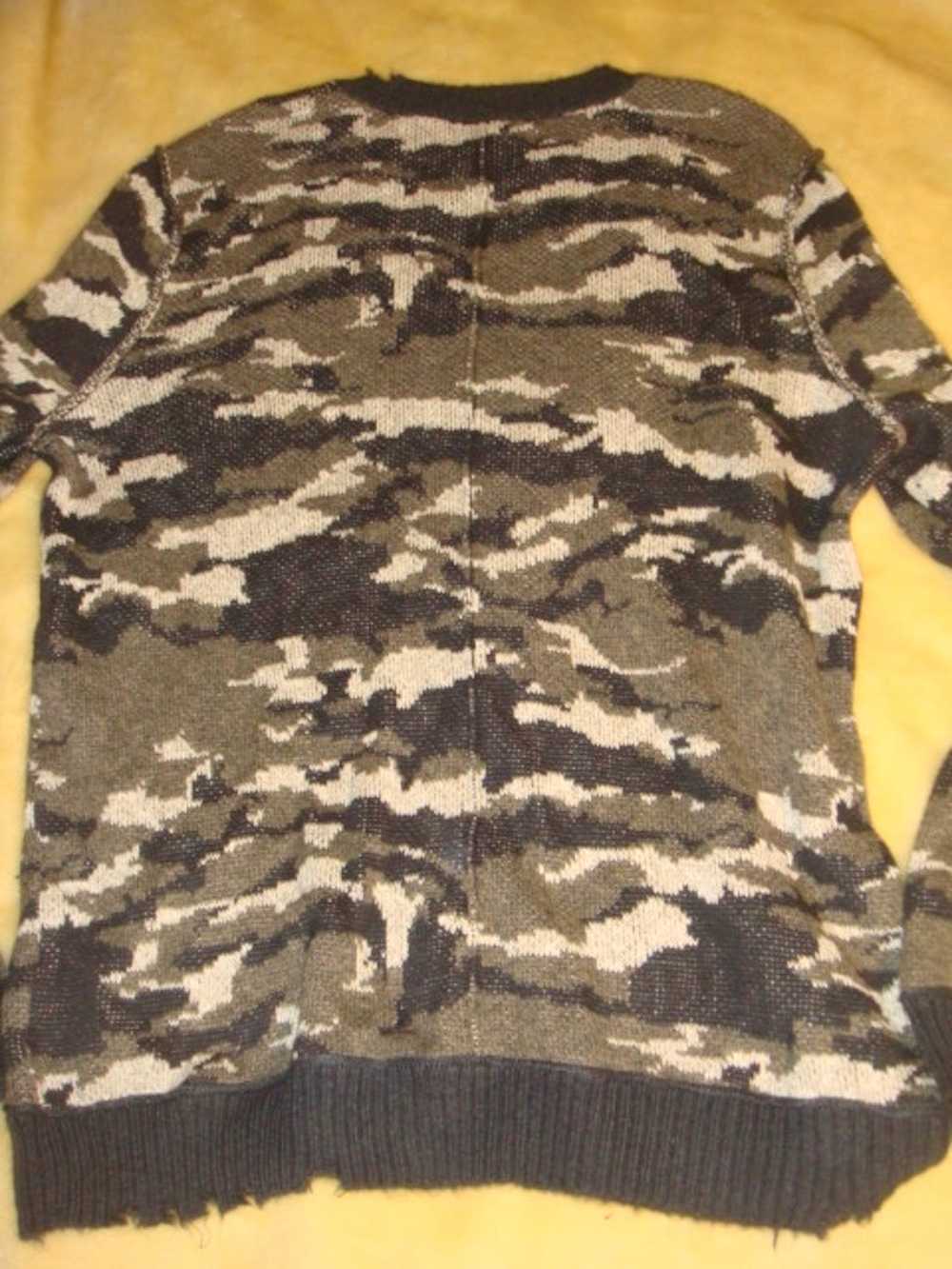 H&M H&M Distressed Camo sweater - image 4