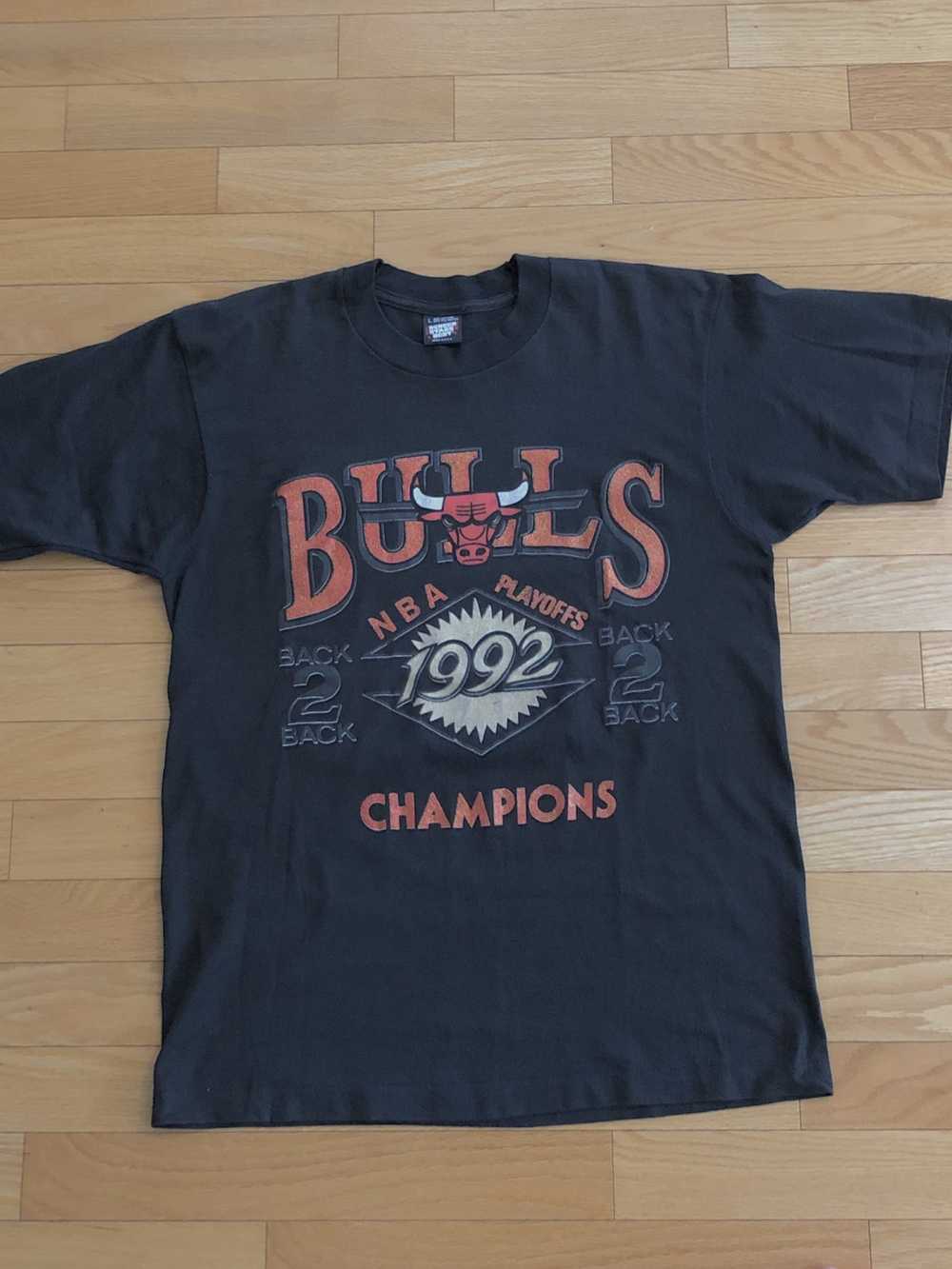 Mitchell & Ness Chicago Bulls Back to Back to Back Champions Tee - Cream - XX-Large