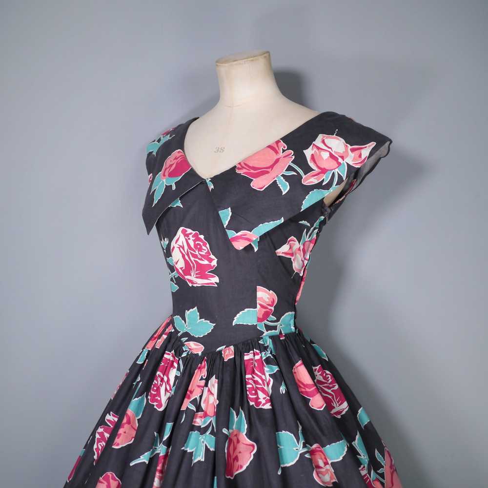 50s DARK FLORAL FULL SKIRTED DRESS WITH PINK AND … - image 10