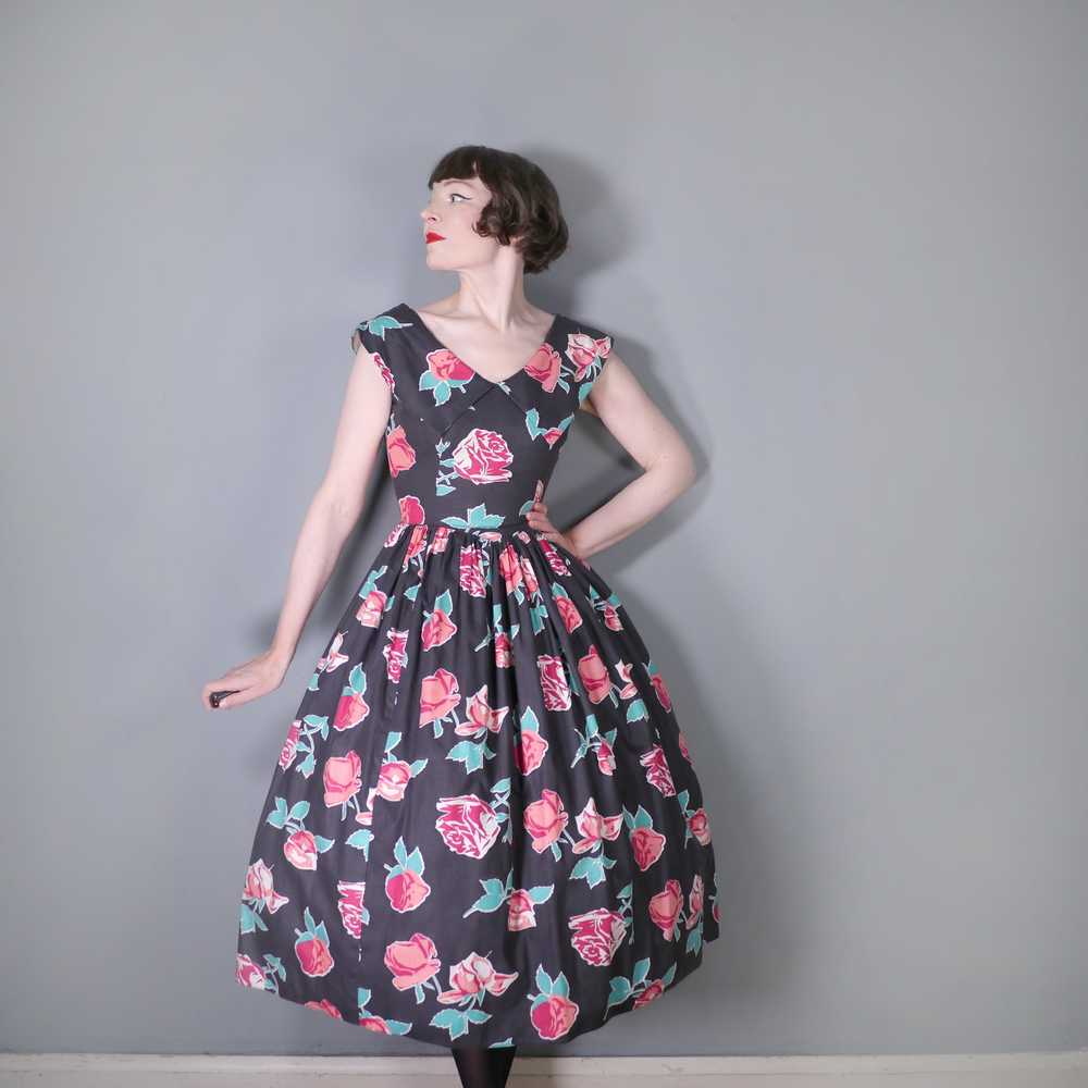 50s DARK FLORAL FULL SKIRTED DRESS WITH PINK AND … - image 2