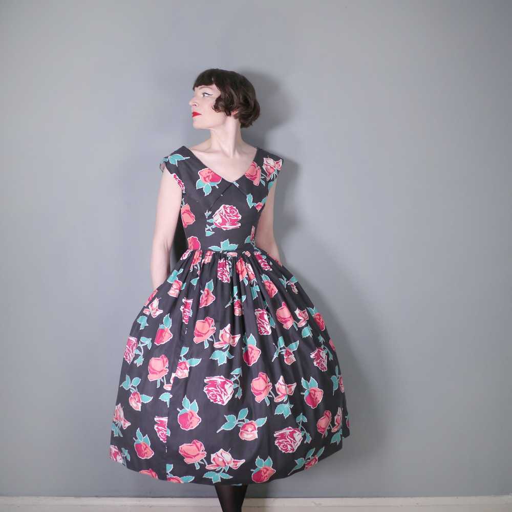 50s DARK FLORAL FULL SKIRTED DRESS WITH PINK AND … - image 3