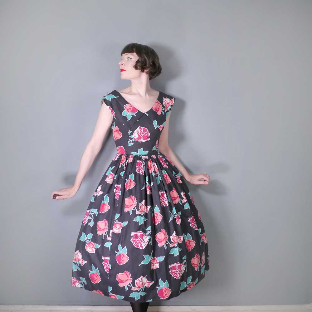 50s DARK FLORAL FULL SKIRTED DRESS WITH PINK AND … - image 4