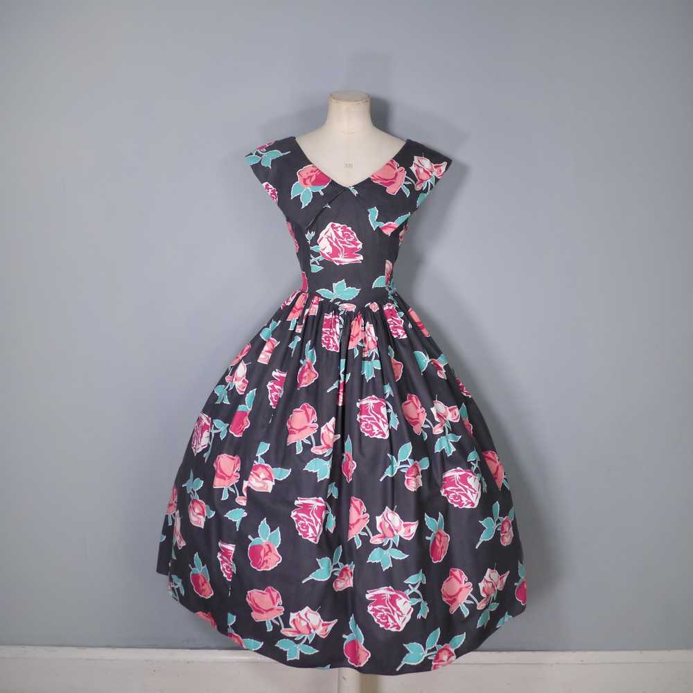 50s DARK FLORAL FULL SKIRTED DRESS WITH PINK AND … - image 5