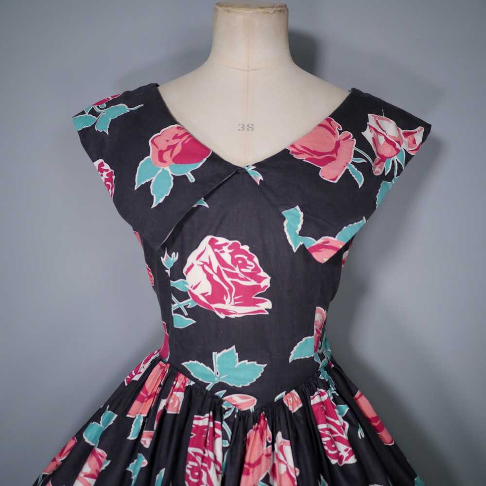 50s DARK FLORAL FULL SKIRTED DRESS WITH PINK AND … - image 7