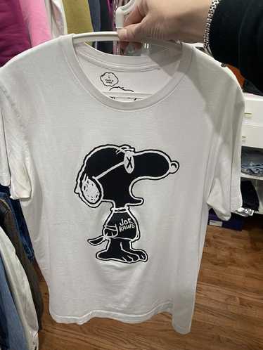 https://img.gem.app/830582980/1t/1696784699/kaws-streetwear-uniqlo-kaws-snoopy-tee.jpg