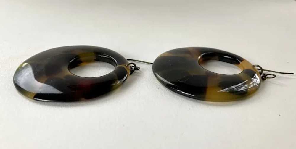 REDUCED Vintage Large Tortoise Lucite Hoop Pierce… - image 3