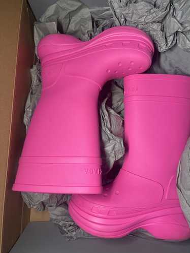 Balenciaga discount crocs pink