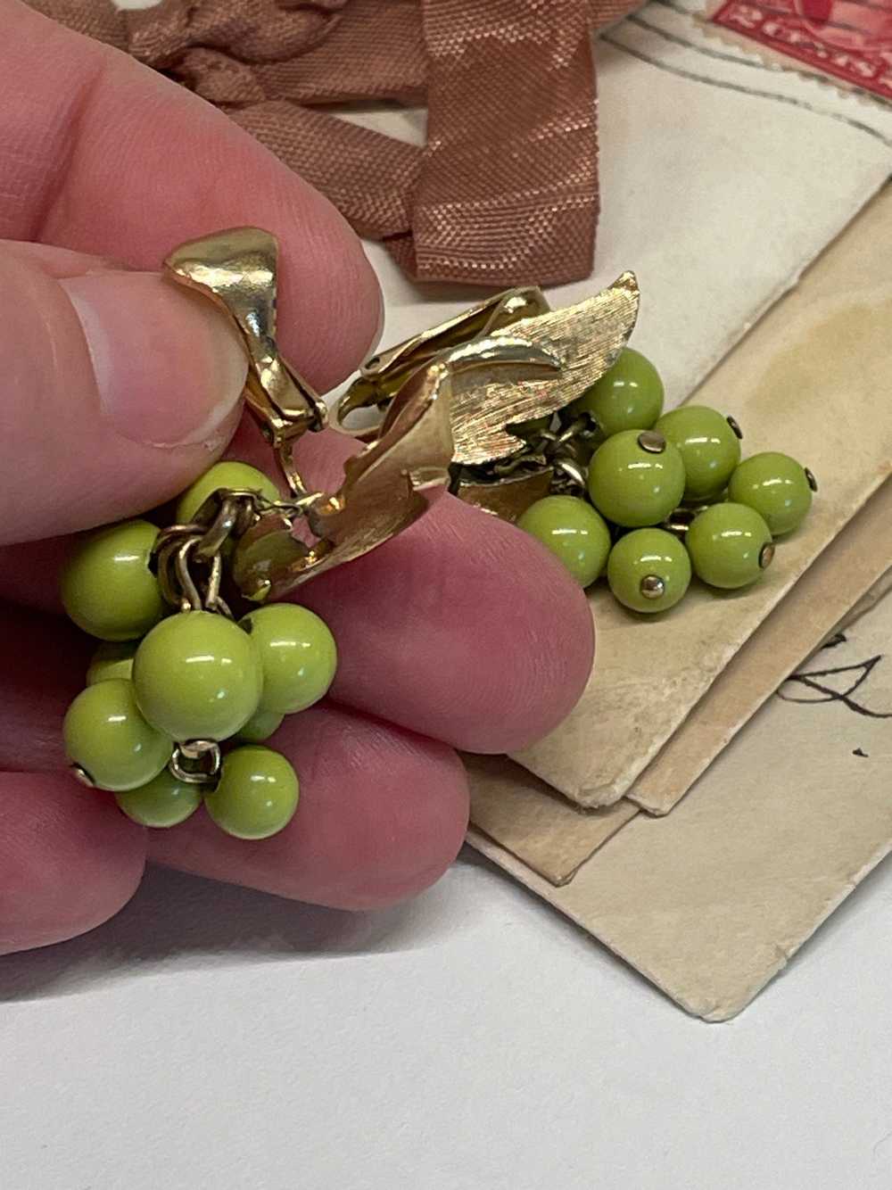 1960’s Judy Green Beaded Grapes Necklace and Earr… - image 10