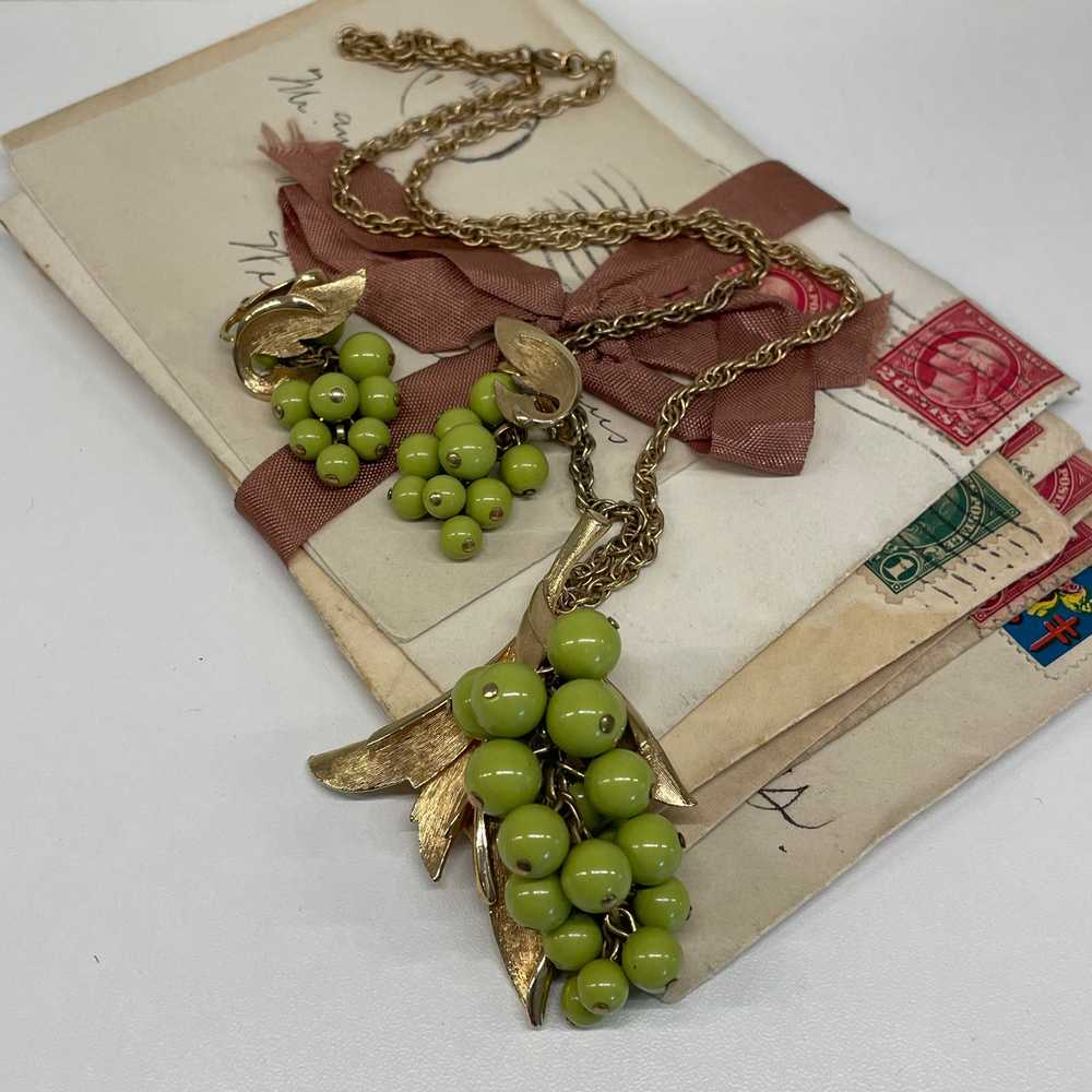 1960’s Judy Green Beaded Grapes Necklace and Earr… - image 1