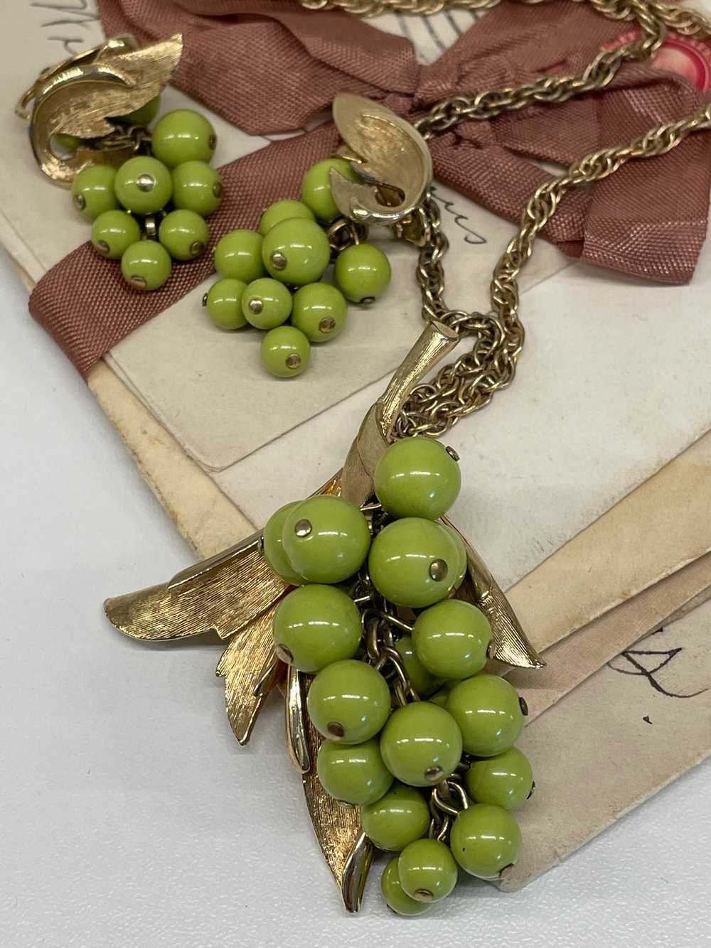 1960’s Judy Green Beaded Grapes Necklace and Earr… - image 3