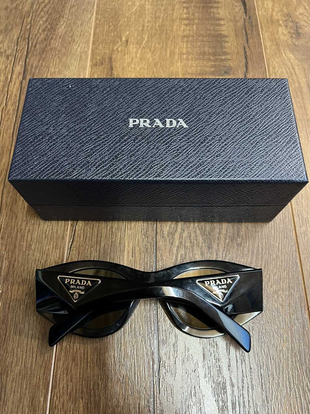 Designer × Prada Prada Beveled Logo Oval Sunglass… - image 2