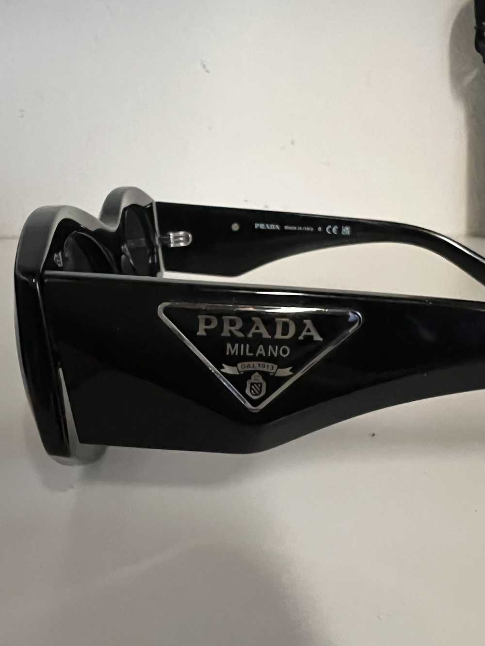 Designer × Prada Prada Beveled Logo Oval Sunglass… - image 7