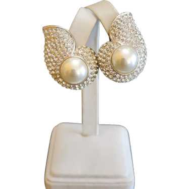 Vintage Signed Jarin Pearl Rhinestone Clip Earring