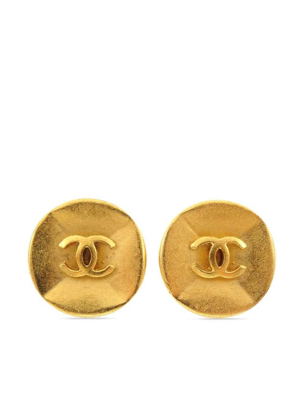 CHANEL Pre-Owned 1993 CC button clip-on earrings … - image 1