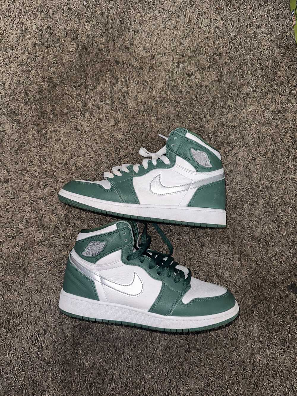 Jordan Brand × Nike Jordan 1 Hi “Gorge Green” Kids - image 2