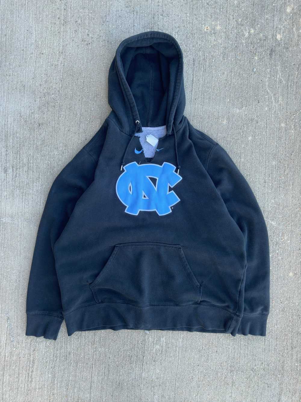 Nike NORTH CAROLINA CENTER SWOOSH HOODIE - Gem