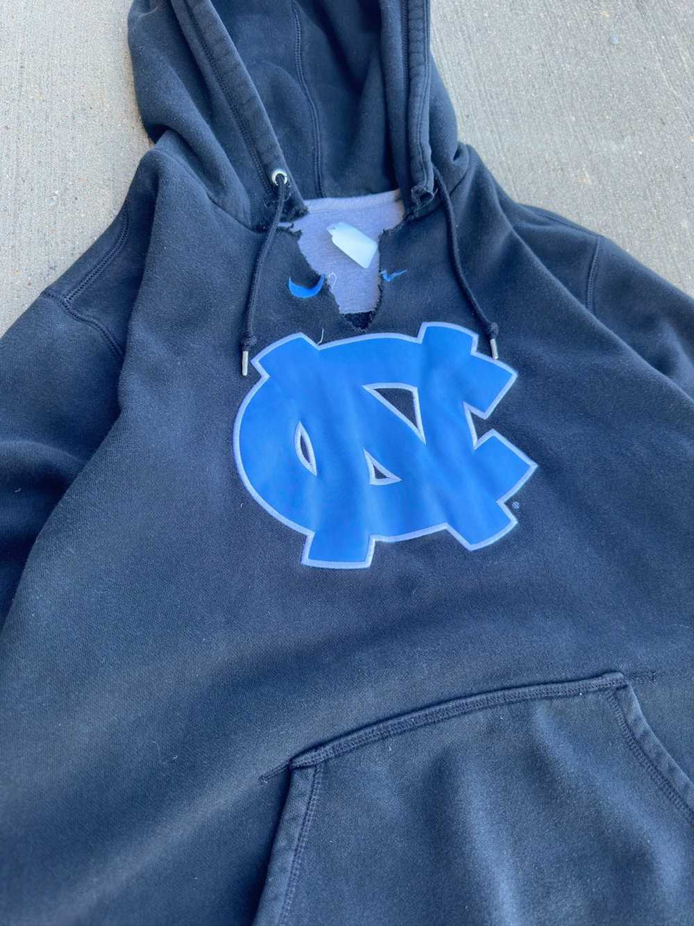 Nike NORTH CAROLINA CENTER SWOOSH HOODIE - Gem