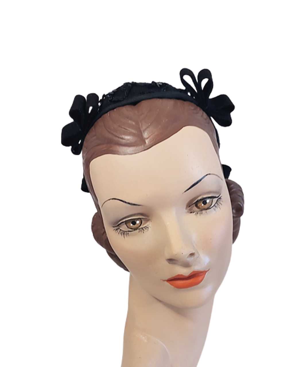 Small Black 1940s Vintage Juliet Style Felt Hat W… - image 6