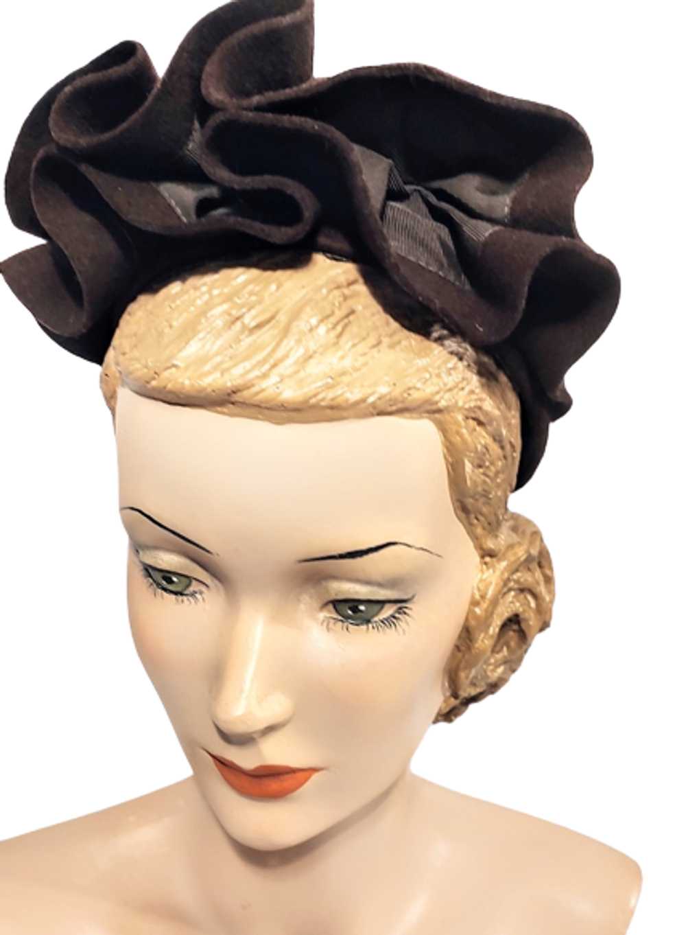 Dark Brown 1940s Vintage Felt Hat With Ruffles Al… - image 4