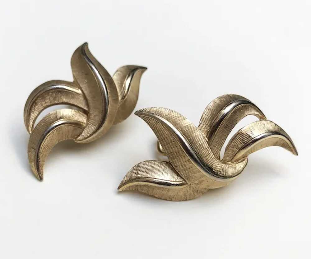 Crown Trifari vintage gold leaf clip on earrings,… - image 10