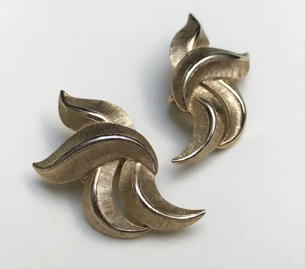Crown Trifari vintage gold leaf clip on earrings,… - image 3