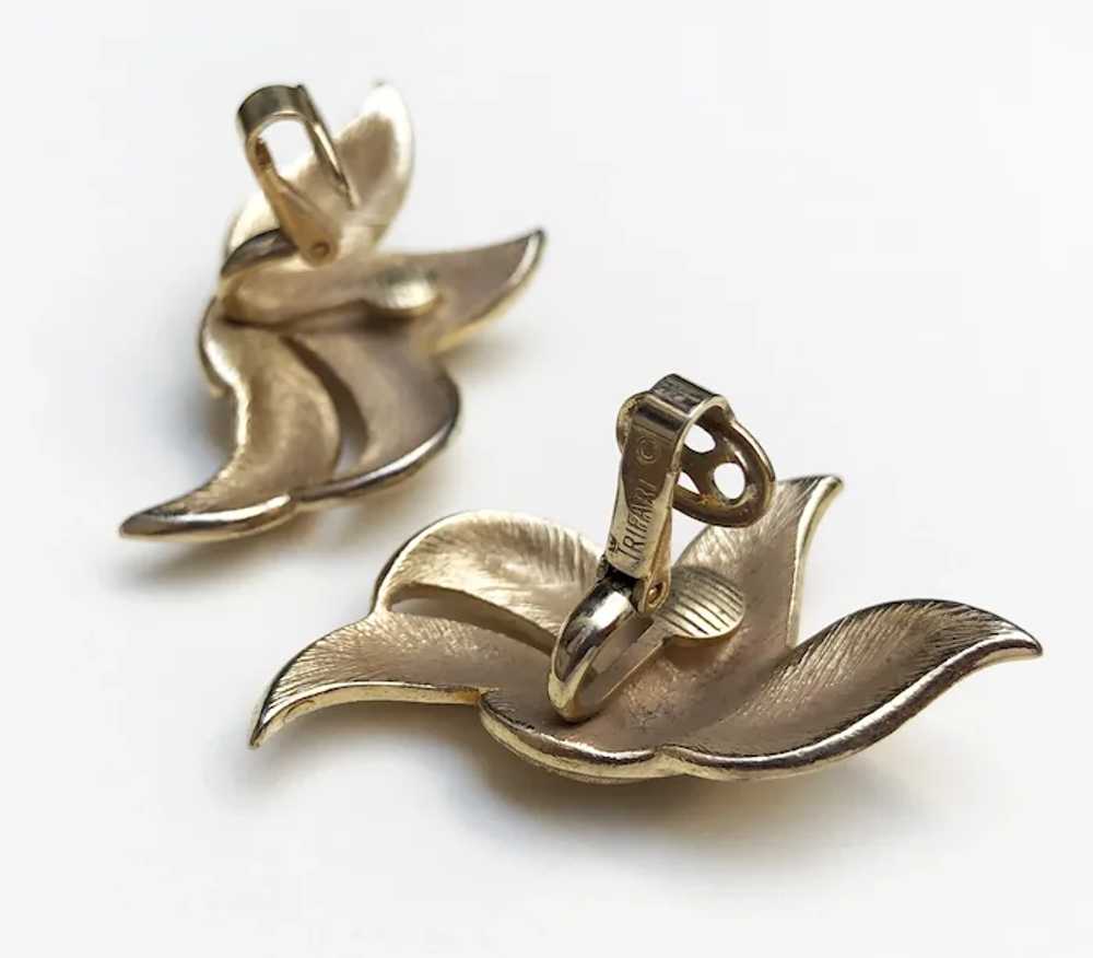 Crown Trifari vintage gold leaf clip on earrings,… - image 5