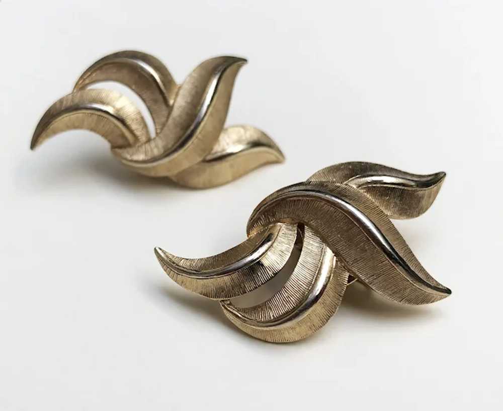 Crown Trifari vintage gold leaf clip on earrings,… - image 9