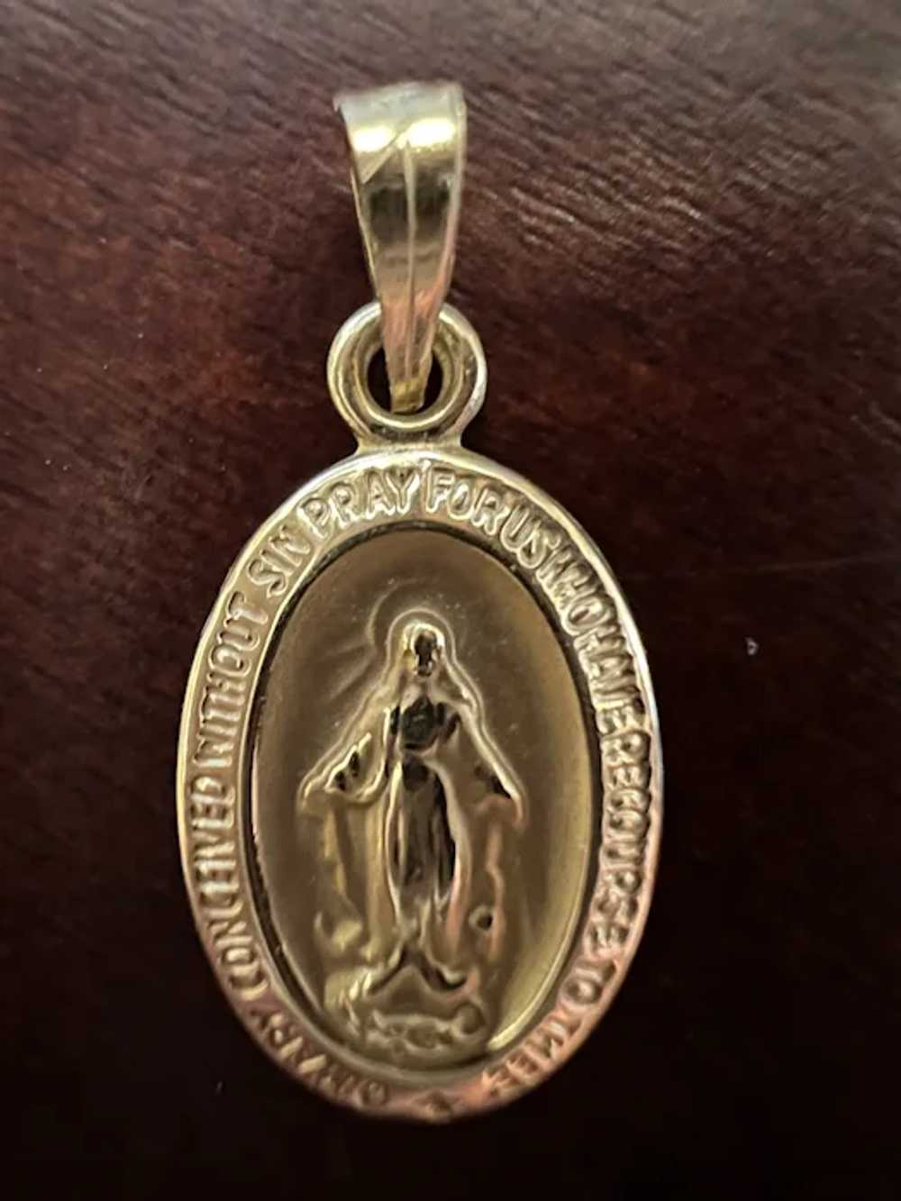 14k Yellow Gold Vintage Miraculous Medal Our Lady… - image 2