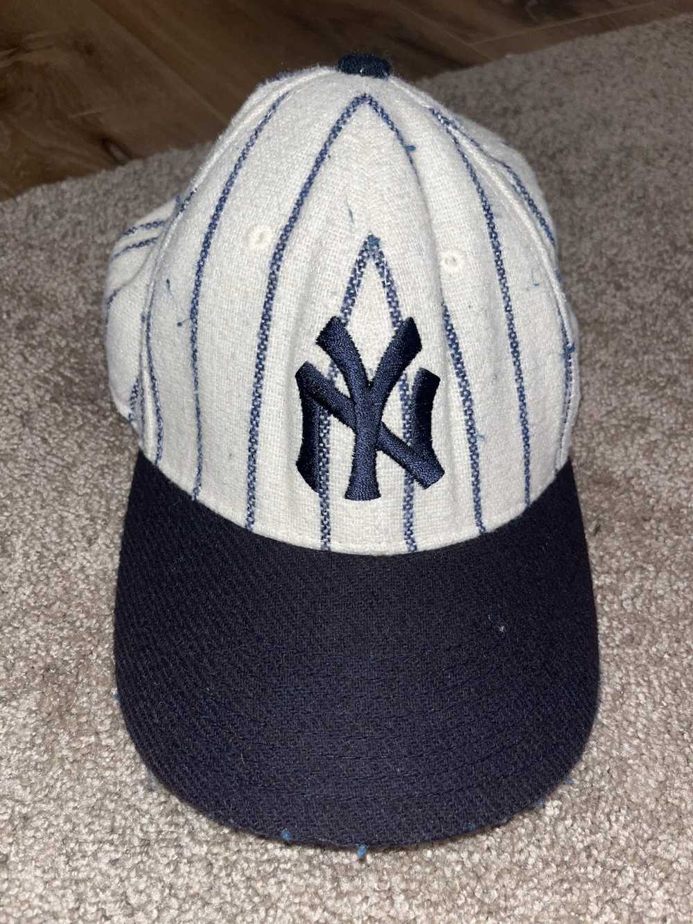 NWT NY Yankees Cooperstown Collection Fanatics Brand Women´s V