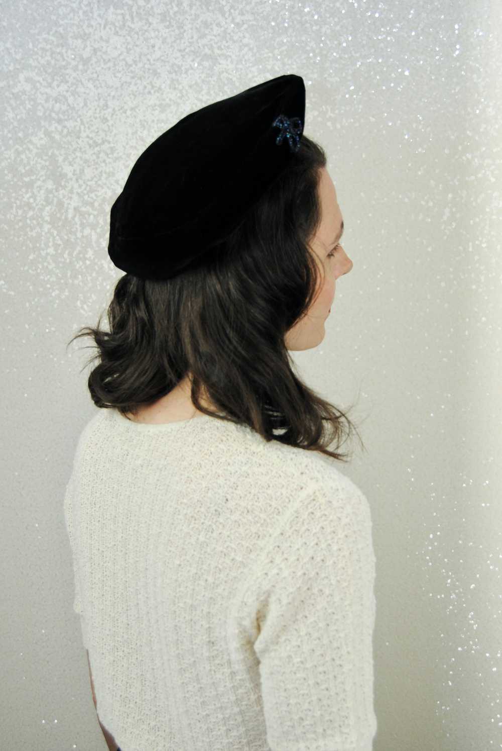 1960s Vintage Black Velveteen Beret - like Hat wi… - image 5