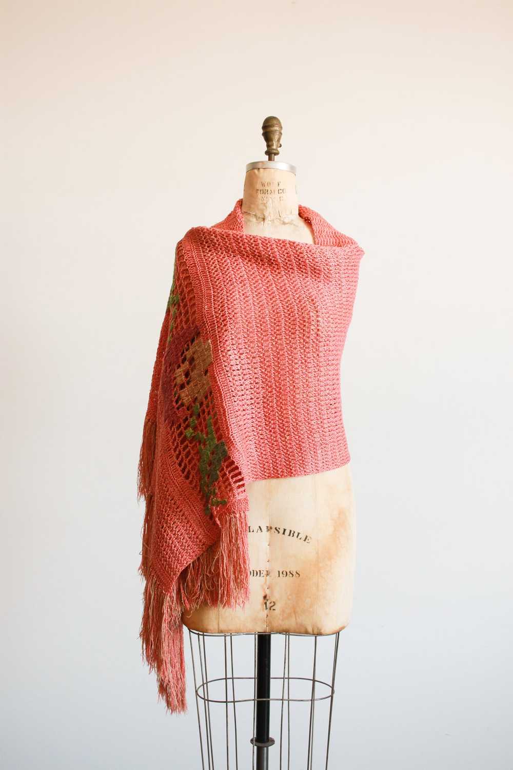 1950s Salmon Knit Fringe Shawl - image 2