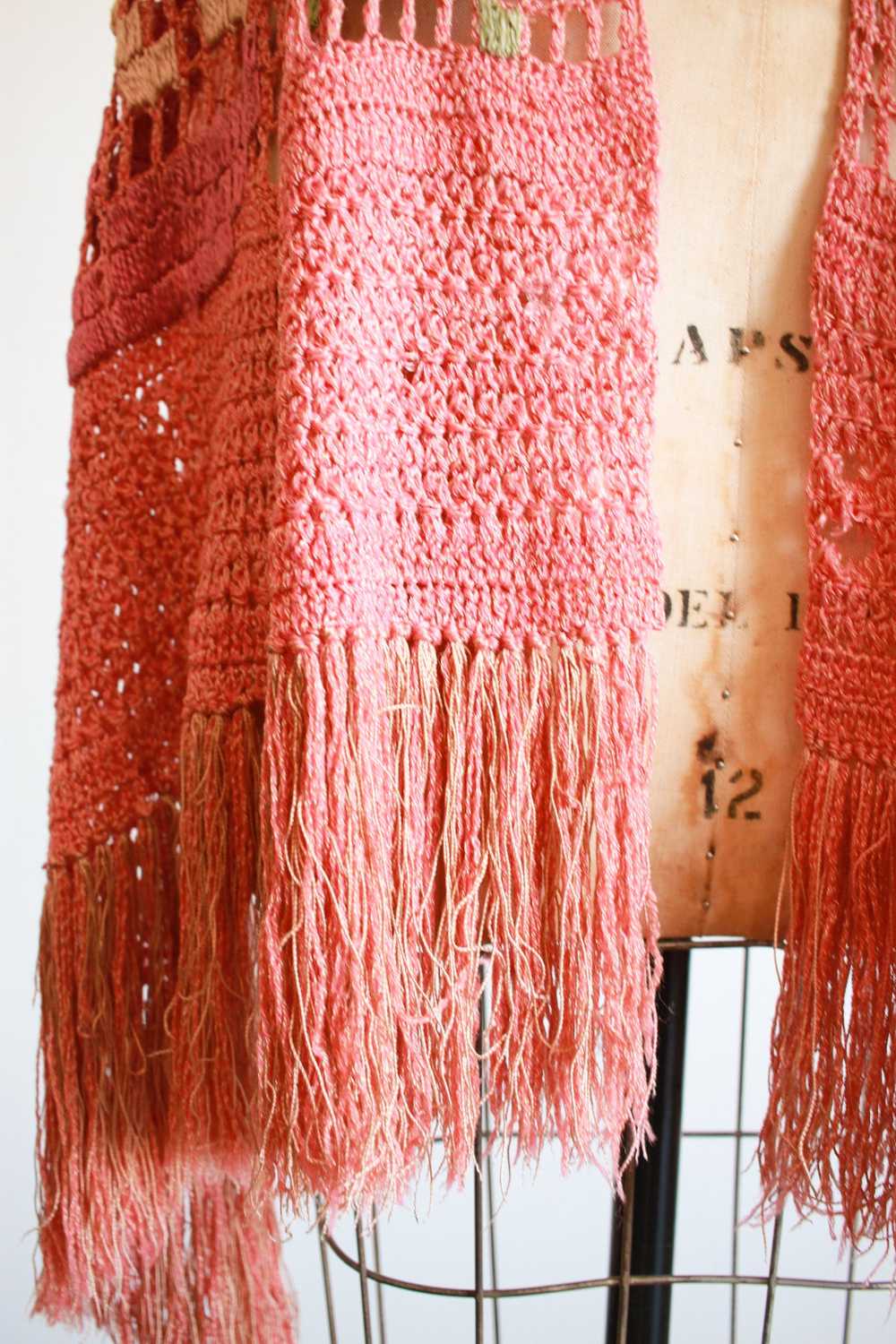 1950s Salmon Knit Fringe Shawl - image 5