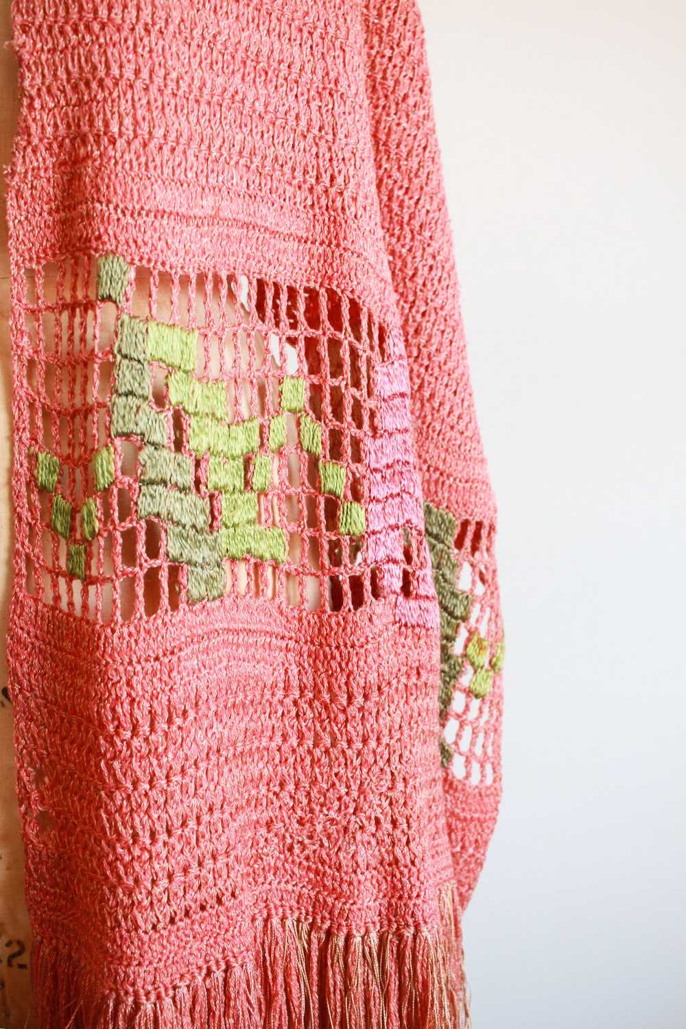 1950s Salmon Knit Fringe Shawl - image 6