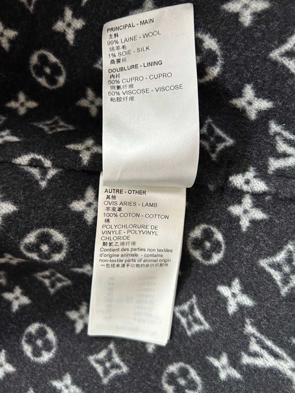 Robe midi Louis Vuitton marine tricotée paillettes embellies chaîne M LV