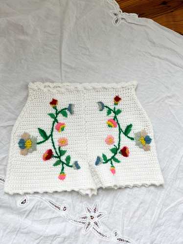 70s crochet embroidered floral shorts (S)