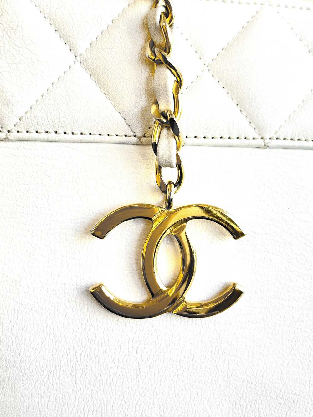 Chanel 1990 White Quilted Calfskin Shoulder Bag - image 3